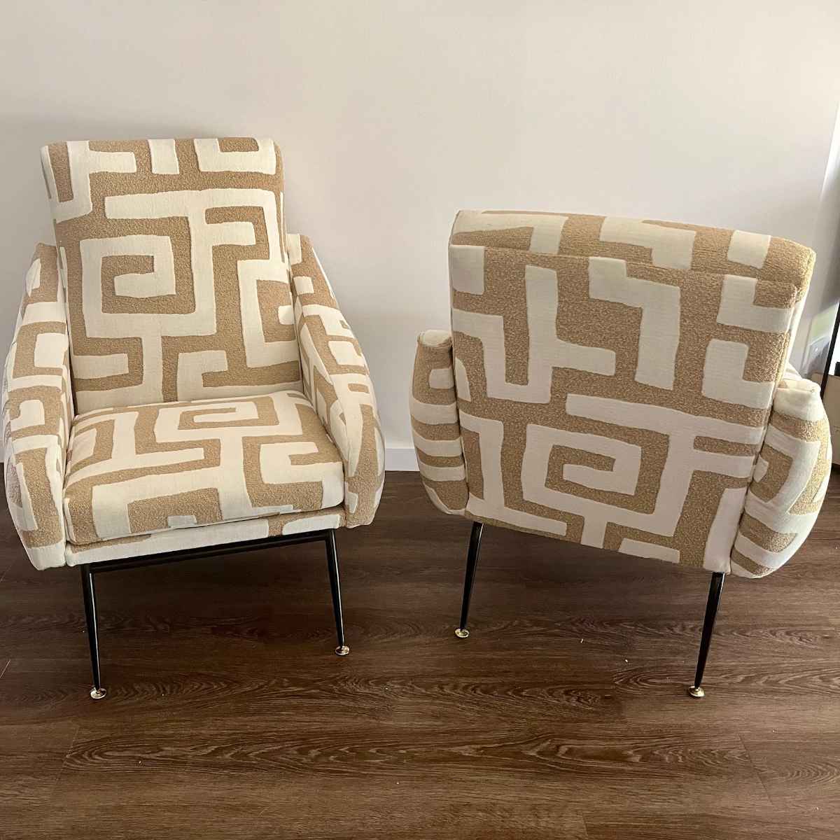 photo de deux fauteuils contemporains tapisserie